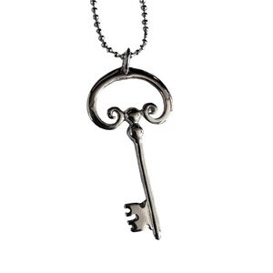 🌺 Boutique Silver Tone Classic Key Pendant Necklace Ornate Filigree